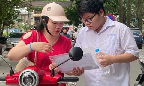 Hồi hộp không kém thí sinh, phụ huynh trao cái ôm động viên: "Tôi chỉ mong con giữ được tâm lý bình tĩnh"