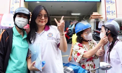 Hơn 1,2 triệu thí sinh thi Ngữ văn: Hồi hộp trước giờ G, kỳ vọng "trúng tủ" về các vấn đề nổi cộm của xã hội