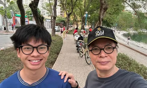 Trần Bờm con trai NSND Trần Lực có học bổng trường quốc tế vẫn thi THPTQG, bố nhập "hội hóng con" trước cổng trường