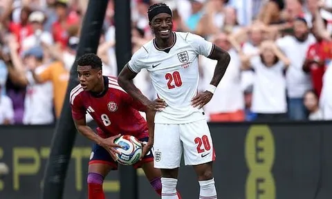 Roy Keane nổi giận vì nụ cười của Noni Madueke