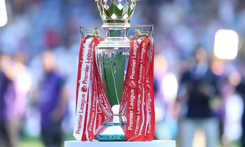 CĐV Arsenal phải trả tiền để chụp ảnh cùng cúp Ngoại hạng Anh