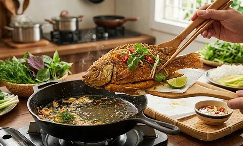 Bí quyết rán cá giòn rụm, nguyên miếng: Không bắn dầu, sát chảo