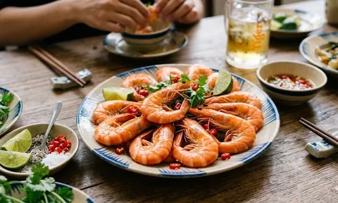 Luộc tôm cứ cho thứ này vào, tôm đỏ au, chắc thịt, không tanh