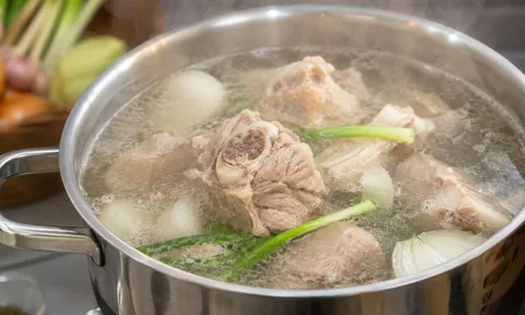 Ninh xương lửa to hay lửa nhỏ, chần xương từ nước sôi hay nước lạnh? Nhiều người đang làm sai