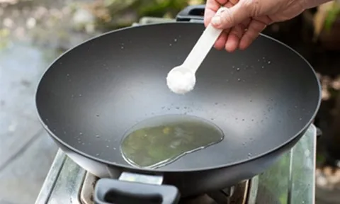 Vì sao khi chiên rán người ta thường thả vài hạt muối vào chảo dầu?