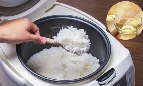 Vì sao khi nấu cơm nên thêm một thìa giấm vào nồi?