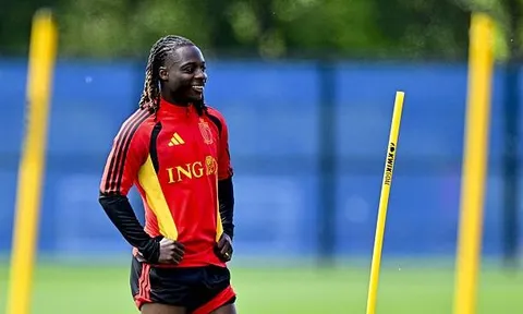 Alderweireld khen Doku là hiện thân của bóng đá thuần túy