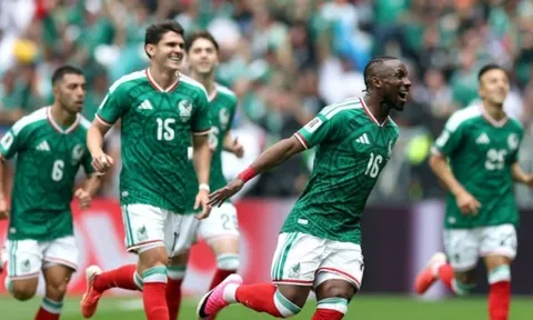 Mexico đánh bại Nam Phi trong trận cầu có 3 thẻ đỏ