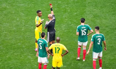 Nam Phi nhận 2 thẻ đỏ, lập kỷ lục buồn ngày khai mạc World Cup