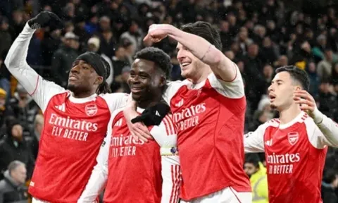 Darren Bent tin Tuchel sẽ chọn Madueke thay vì Bukayo Saka