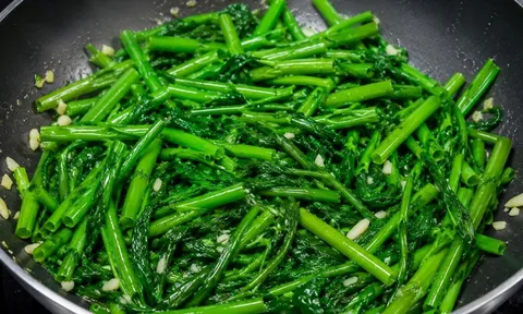 Cách xào rau muống xanh mướt, giòn ngon không bị thâm xỉn hay vàng úa