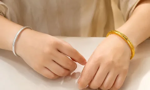 Vì sao người xưa dặn đeo vòng vàng tay trái, bạc tay phải? Góc nhìn thú vị ít người biết