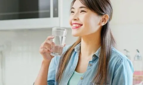 Sáng thức dậy nên uống gì đầu tiên? Thứ tốt nhất không phải nước chanh ấm hay mật ong pha loãng