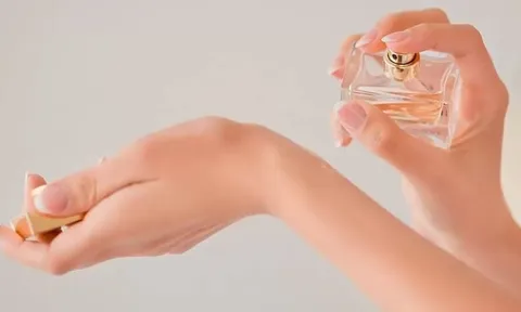 5 cách dùng nước hoa mùa hè giúp hương thơm lưu lâu mà vẫn tự nhiên, dễ chịu