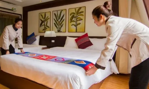 Tại sao khách sạn nào cũng có tấm vải trải ngang cuối giường? Hoá ra không phải để trang trí