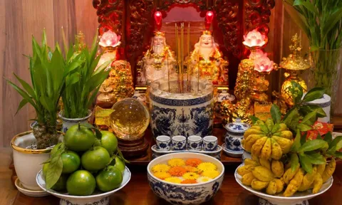 Vì sao ban thờ Thần Tài hay có thêm một bát nước thả hoa? Nhiều người làm theo nhưng chưa hiểu hết ý nghĩa