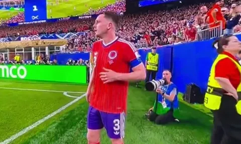 Andy Robertson dùng chiêu độc lách luật ném biên của FIFA
