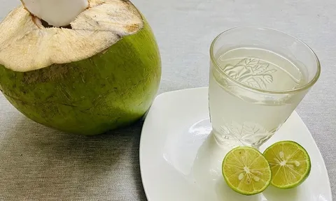 Cách uống nước dừa kết hợp với chanh giúp thải độc gan, không xót ruột