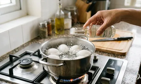 Cho vài giọt giấm vào nồi luộc trứng: Không chỉ giúp bóc vỏ dễ hơn mà còn mang lại nhiều lợi ích bất ngờ