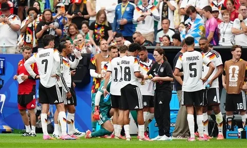Cổ động viên phẫn nộ vì World Cup nghỉ tiếp nước trong sân điều hòa