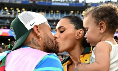 Bạn gái Neymar gây bão trên khán đài World Cup