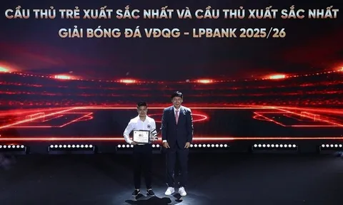 Quang Hải nhận giải Cầu thủ xuất sắc nhất V-League