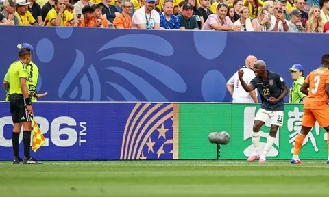 Moises Caicedo nổi đóa với trọng tài vì luật mới của FIFA