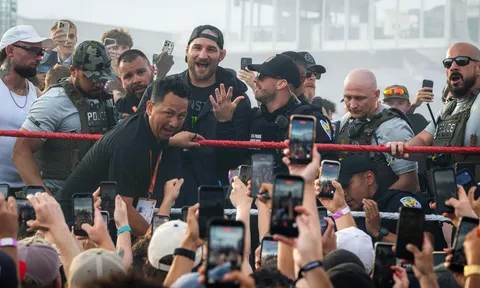 Sean Strickland bị áp giải khỏi sự kiện UFC Fan Fest, thoát rắc rối pháp lý ngoạn mục
