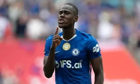 Rooney khó hiểu khi Tuchel chọn Chalobah thay Livramento