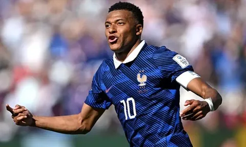 Phản ứng của Giroud khi chứng kiến Mbappe phá kỷ lục