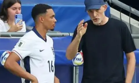 Đằng sau quyết định gạt Alexander-Arnold của Tuchel