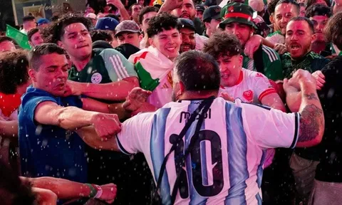 Cách xa SVĐ 1.200 dặm, CĐV Argentina và Algeria vẫn đánh nhau
