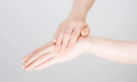 Bí quyết chăm sóc da tay mềm mịn và giữ đôi tay thon đẹp ngay tại nhà