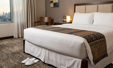 Tại sao khách sạn luôn để một tấm vải vắt ngang cuối giường?