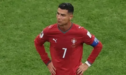 Ronaldo động viên đồng đội sau trận hòa Congo 1-1