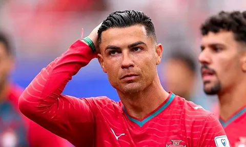 HLV Martinez khẳng định việc rút Ronaldo ra sân là điều vô lý