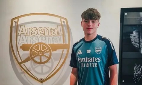 Cha Phoenix Blayney xác nhận con trai đạt thỏa thuận với Arsenal