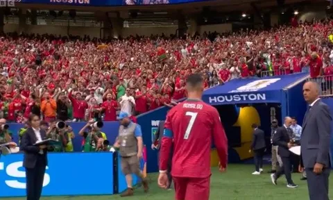 Ronaldo bỏ vào đường hầm trong lúc đồng đội tri ân NHM