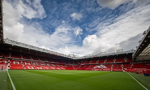 MU lắp lớp bảo vệ quanh sân Old Trafford để tránh chấn thương