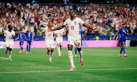 Rashford tỏa sáng, Ferdinand giục MU quay xe