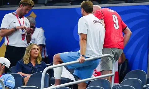 Lộ ảnh Harry Kane quấn băng kín chân sau trận thắng Croatia