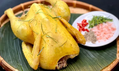Cách luộc gà không cần nước, thơm ngon, đậm vị hơn hẳn