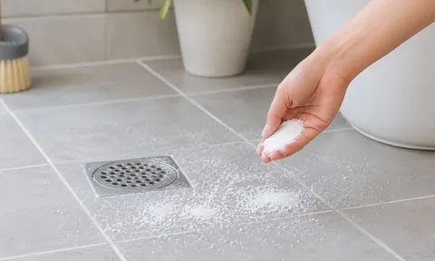  ì sao nhiều người rải muối trên sàn nhà tắm, nhà vệ sinh? Mẹo đơn giản nhưng có nhiều công dụng bất ngờ