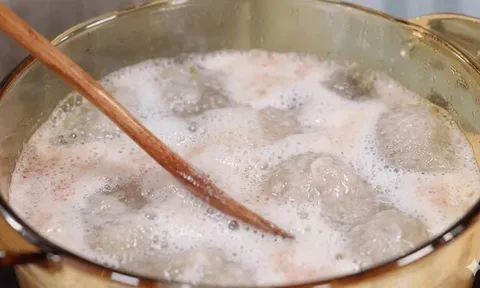 Lớp bọt khi luộc thịt, hầm xương: Là "tinh túy" hay "chất bẩn" cần loại bỏ?