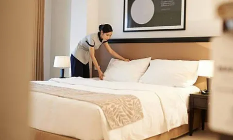 Tại sao khách sạn luôn đặt 2 chiếc gối trên một giường đơn?
