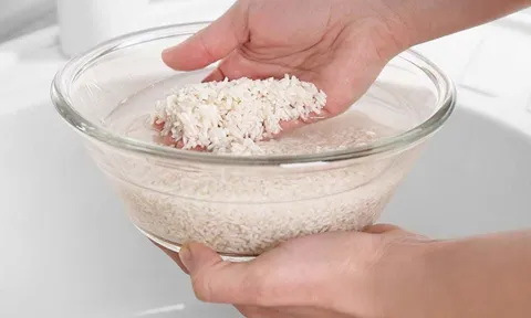 Tại sao nên cho muối vào vo gạo?