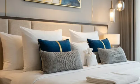Vì sao khách sạn thường đặt rất nhiều gối trên giường?