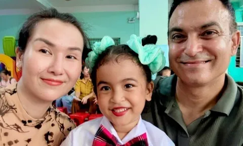 Con gái lai Ấn Độ của Võ Hạ Trâm nổi bật nhất lớp trong giờ học hát tiếng Anh, mới 5 tuổi nói được 3 ngôn ngữ
