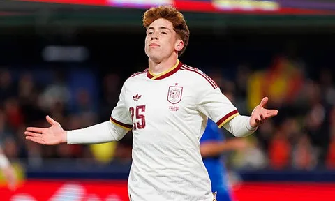 Từ thương vụ Victor Munoz đến nước cờ bên cánh phải của Liverpool