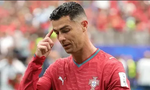 Bothroyd khuyên Ronaldo nên dự bị tại tuyển Bồ Đào Nha